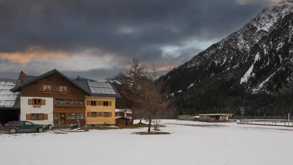 Ferienwohnungen Zunzer im Winter mit Bergkulisse