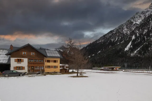 Ferienwohnungen Zunzer im Winter mit Bergkulisse