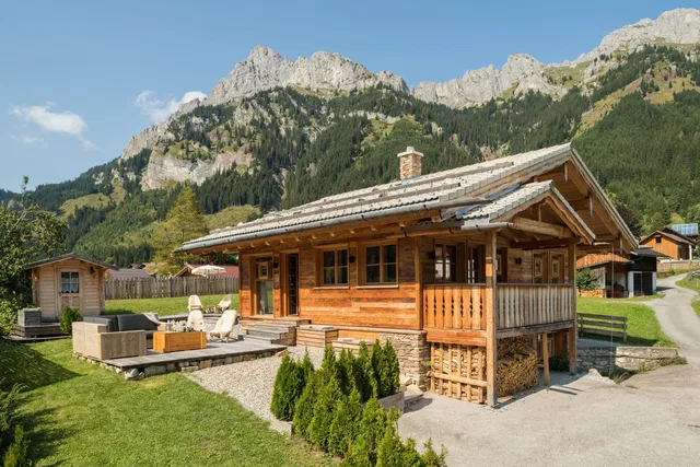 Chalet mit Garten vor dem Bergpanorama