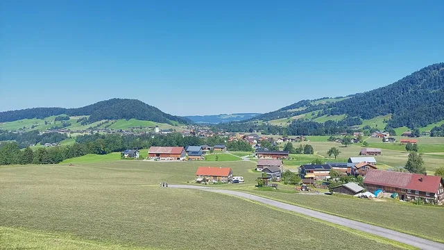Hittisau und die Hügellandschaft rund um den Rotenberg.
