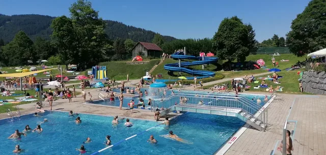 Freibad Riezlern mit Sprungbereich, Rutschen und Liegewiese