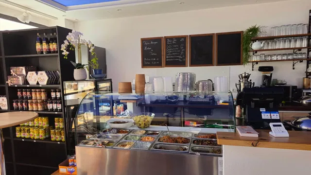 Theke mit hausgemachten Speisen bei Nuray's Kitchen