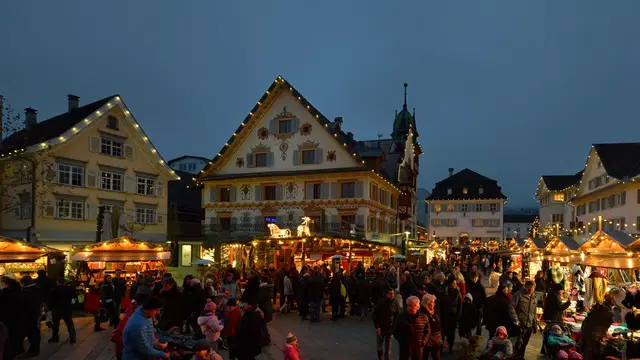 Weihnachtsmarkt auf dem Marktplatz in Dornbirn am 19. Dezember 2014. Archivaufnahme.