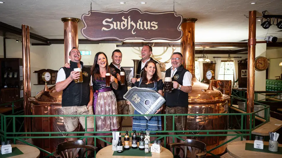 Gäste mit Bier vor dem Sudhaus
