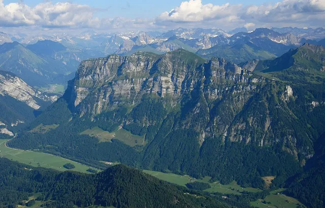 Die Kanisfluh aus nordwestlicher Richtung als Luftaufnahme; das Bild zeigt das umrundete Bergmassiv.