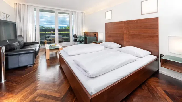 Doppelbett und Sitzbereich in einem Hotelzimmer