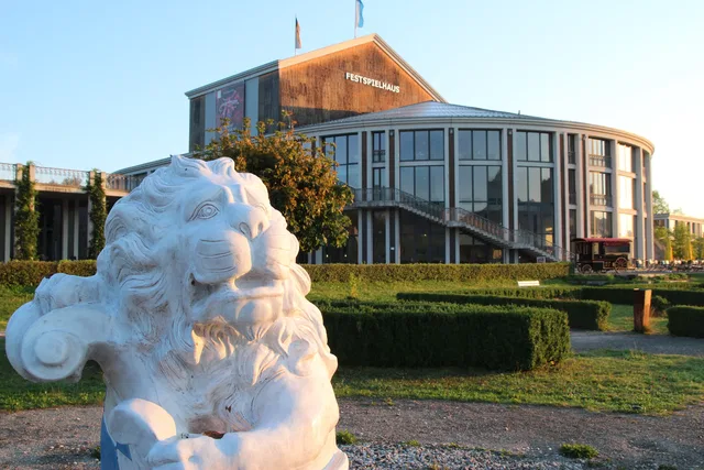 Weiße Löwenstatue vor dem Festspielhaus