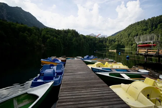 Tretboote am Steg des Freibergsees