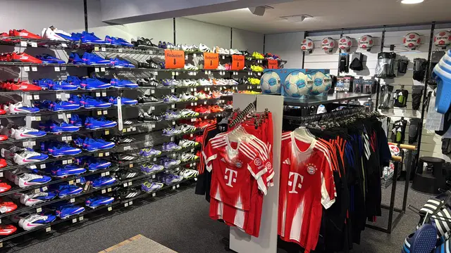 Teamsportbereich mit Fußballschuhen, Trikots und Bällen