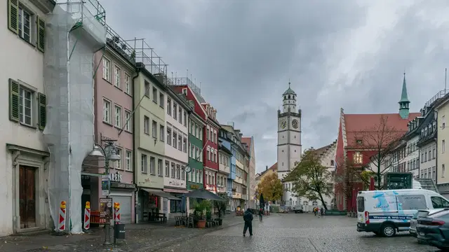 Historische Häuser am Marienplatz in Ravensburg. Aufnahme vom November 2023; das Bild zeigt keine aktuelle Marktsituation.