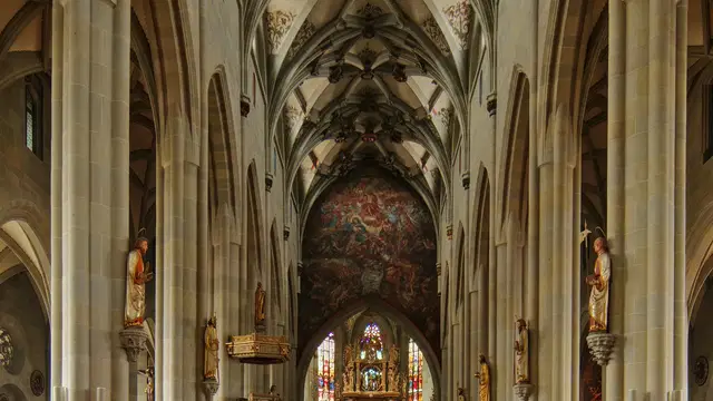 Blick durch das Kirchenschiff des Überlinger Münsters auf Gewölbe, Kirchenbänke und Hochaltar. Ortsmotiv.