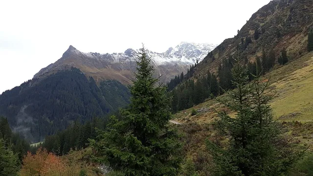 Berglandschaft zwischen Valzifenztal und Vergaldatal auf der MTB-Tour zur Vergaldaalpe.