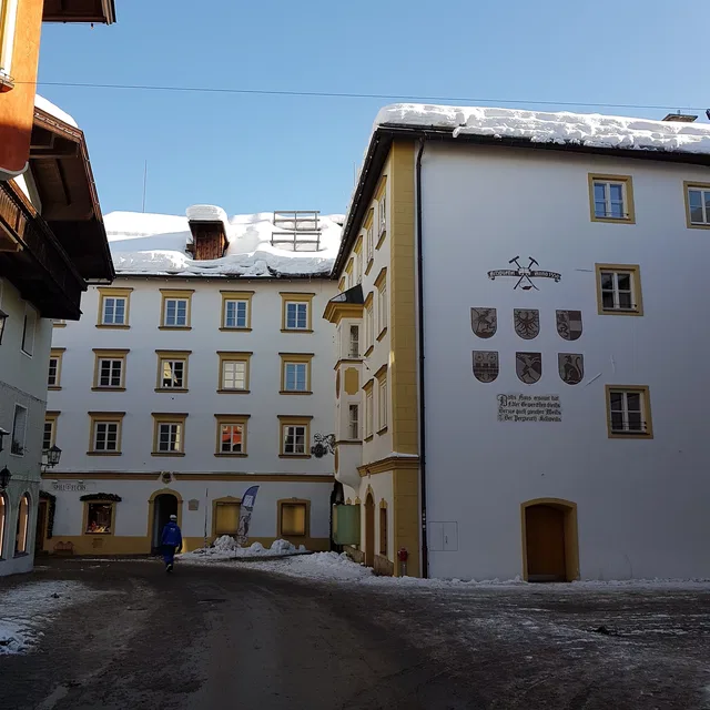 Verschneite Fassaden des Museums Kitzbühel in der Hinterstadt