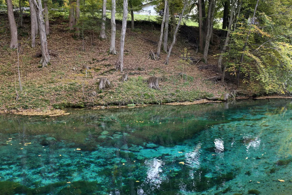 Blaue Quelle Erl – Türkises Quellwasser nahe den Festspielhäusern