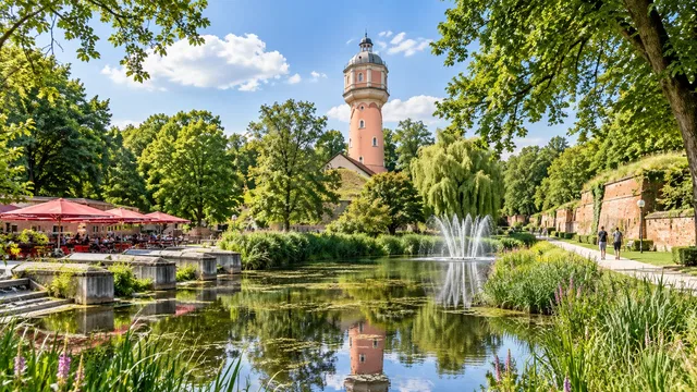 Wasserturm am Teich im benachbarten Kollmannspark Neu-Ulm