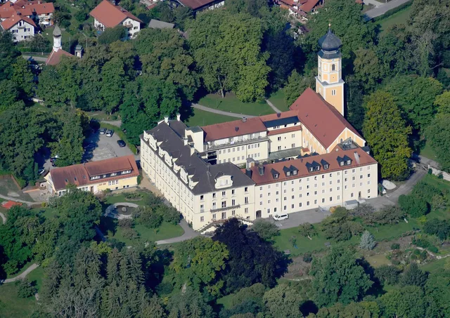 Kloster Bernried mit Kirche St. Martin am Starnberger See aus der Luft