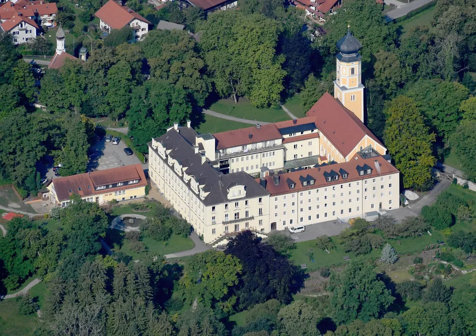 Kloster Bernried – Klosterhof und Kirche St. Martin