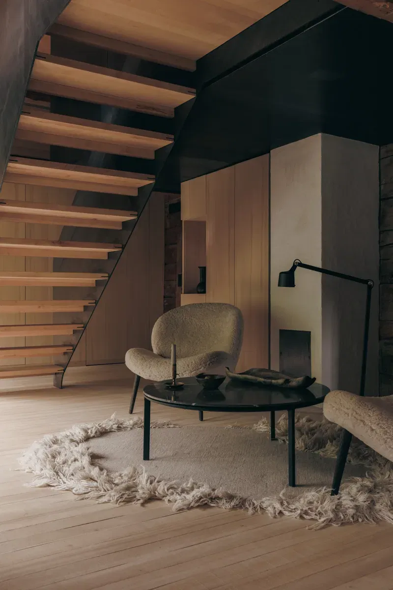 Private Lounge mit Sitzgruppe unter der Stahltreppe