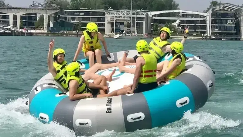 Gruppe auf einem Aqua-Twister