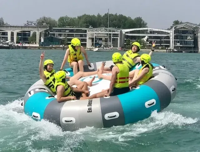 Gruppe auf einem Aqua-Twister