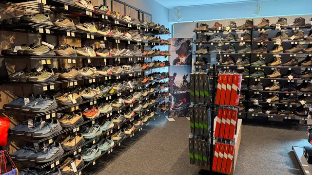 Wander- und Outdoorschuhe in Wandregalen