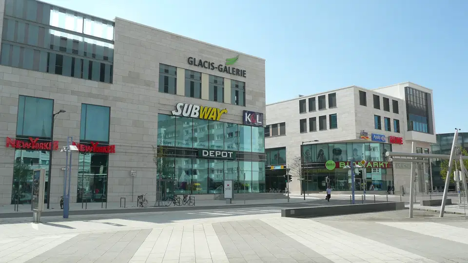 Außenansicht der Glacis-Galerie mit Subway-Depot-Läden