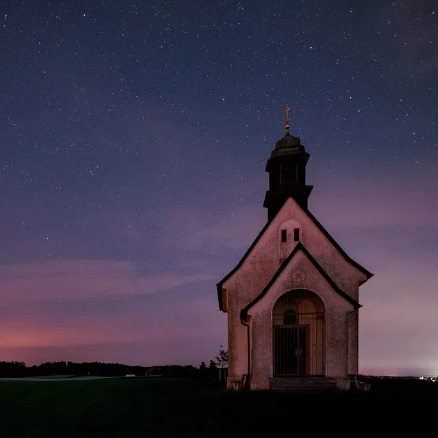 Haldenbergkapelle bei Ailingen unter dem nächtlichen Sternenhimmel.