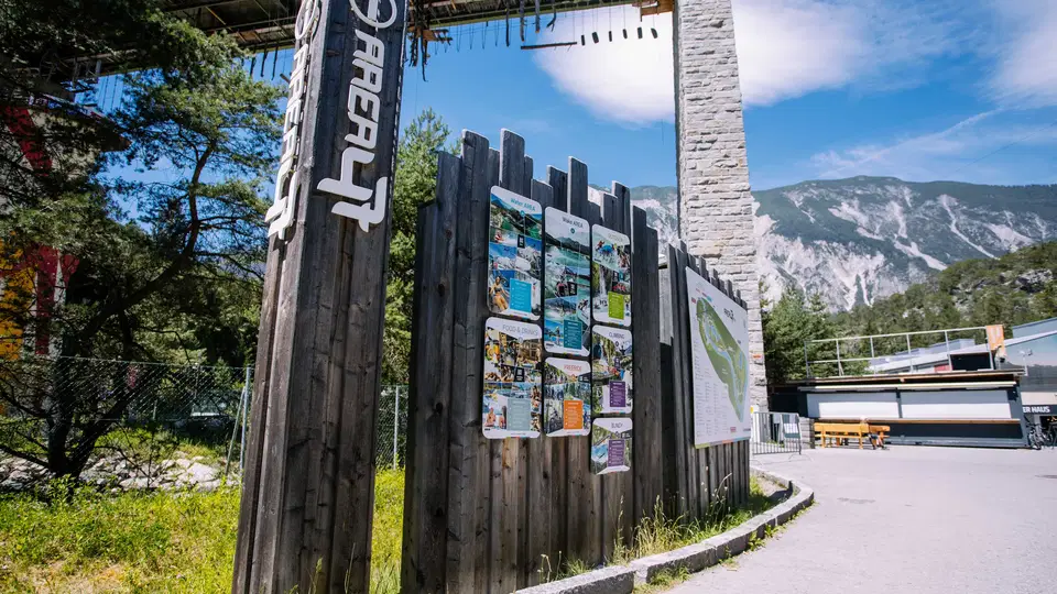Holzinfotafeln mit Plakaten am Berggebiet
