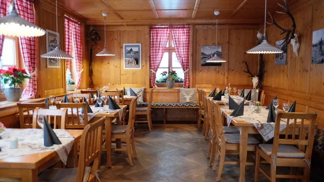 Gedeckte Tische in der holzgetäfelten Gaststube der Oberstdorfer Einkehr