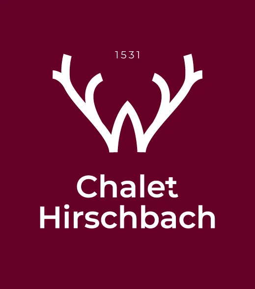 Logo Chalet Hirschbach mit Hirschgeweih-Design auf burgundem Hintergrund