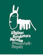 Logo des Allgäuer Bergbauernmuseums Immenstadt-Diepolz mit weißer Tierfigur auf grünem Hintergrund.