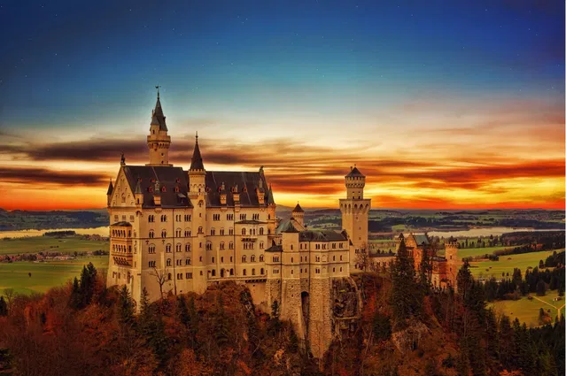 Neuschwanstein Castle bei Sonnenuntergang in Bayern.