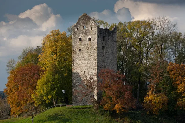 Bergfried der Burgruine Neuravensburg im Herbst