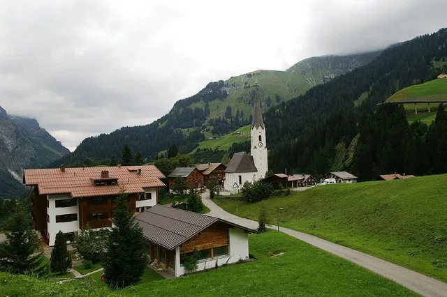 Ortsansicht von Schröcken mit der Pfarrkirche.