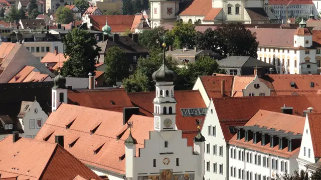 Blick vom Turm der St.-Mang-Kirche auf Rathausplatz, Rathaus und St. Lorenz in Kempten. Ortsmotiv.