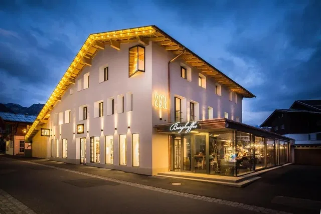 N6 Ferienwohnungen mit beleuchteter Fassade am Abend