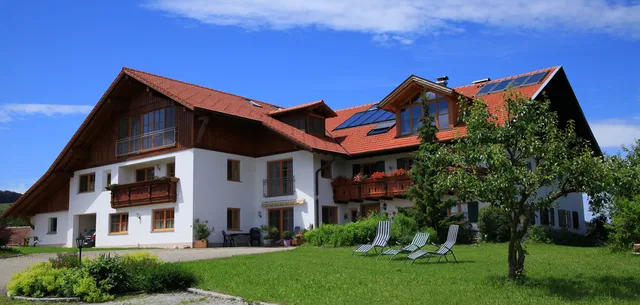 Außenansicht des Bio-Bergbauernhofs Kinker