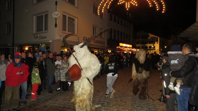 Klausen mit Fellgewändern, Hörnern und Schellen beim Klausentreiben in Sonthofen am 5. Dezember 2015.