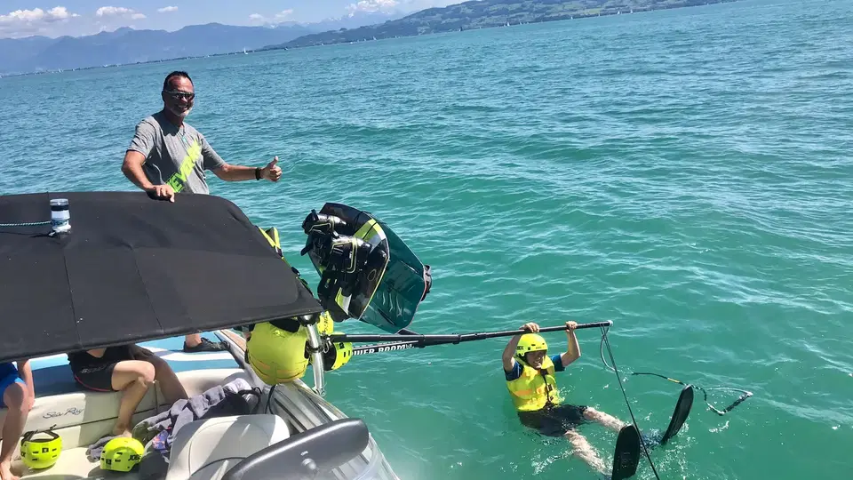 Wakeboard-Start am Boot von SeaSports Bodensee mit Begleitung auf dem Wasser