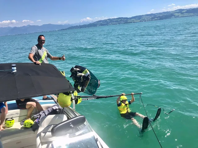 Wakeboard-Start am Boot von SeaSports Bodensee mit Begleitung auf dem Wasser