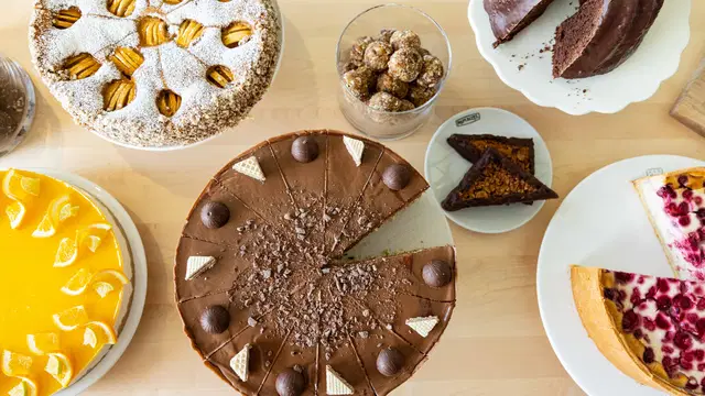 Verschiedene Kuchen und Torten auf einem Tisch