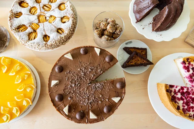 Verschiedene Kuchen und Torten auf einem Tisch