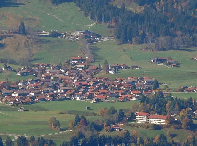 Blick von den östlichen Berghängen auf Bolsterlang im Allgäu.