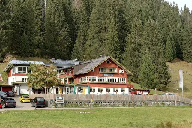 Alpenhotel DAS KÜREN im Kleinwalsertal – Gebäude am Waldrand