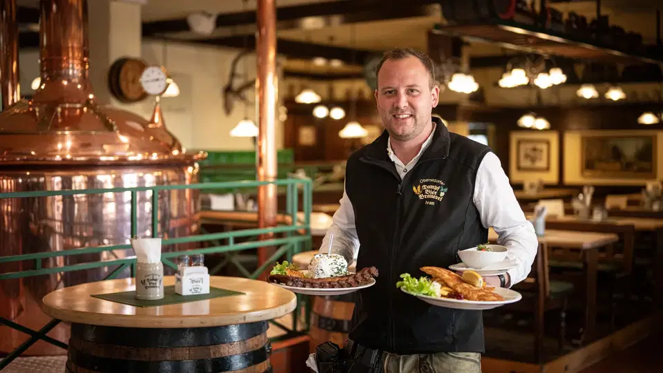 Brauerei-Restaurant mit Speisen vor Kupferkesseln