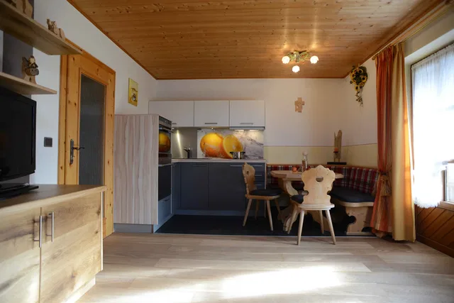 Appartement-Wohnbereich mit Küche und Essecke