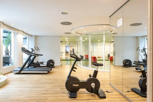 Fitnessraum mit Laufbändern und Fahrrädern im AllgäuSternHotel