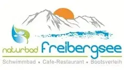 Naturbad Freibergsee Logo mit Bergpanorama, Sonne und Wassertext