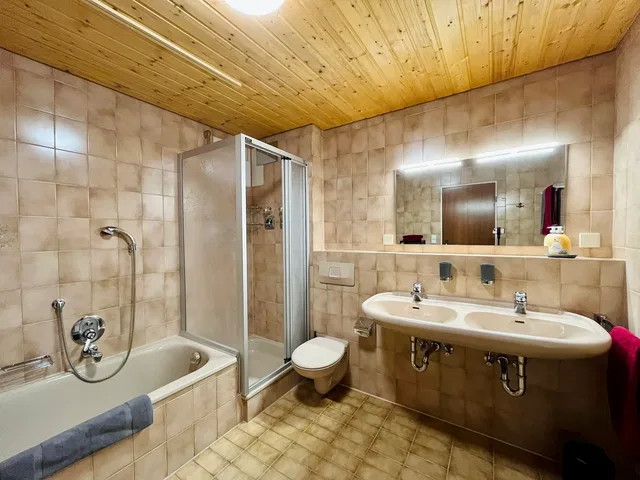 Bad mit Badewanne, Dusche und Doppelwaschbecken in Alpenfieber I