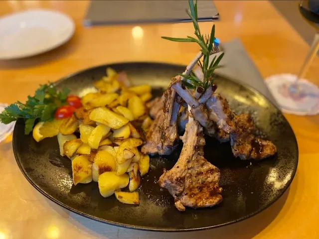 Gegrillte Lammkoteletts im Balkan Restaurant Malina